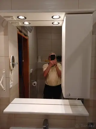 Závěsnou skříňku se zrcadlem