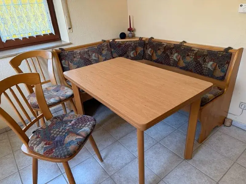 Rohová lavice, jídelní stůl a 2 židle