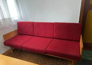 Retro třímístná pohovka – rozkládací