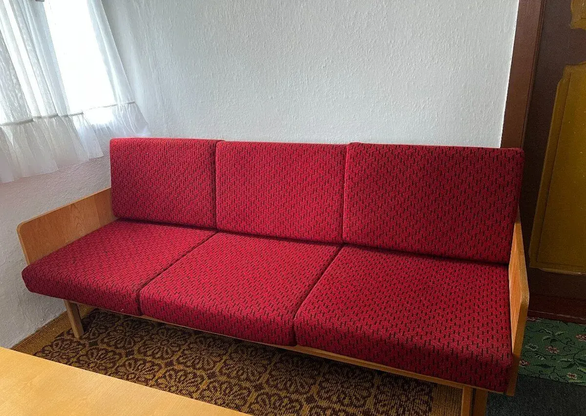 Retro třímístná pohovka – rozkládací
