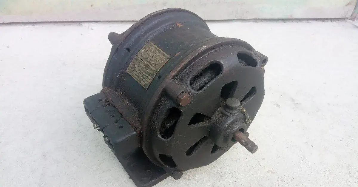 Velmi starý elektromotor - do sbírky.