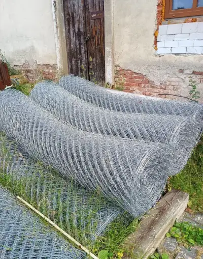 Kompletní sestava plotu (pletivo+sloupky+příslušenství)