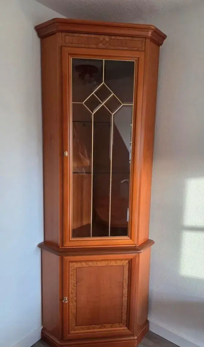 Vitrína rohová - masivní dřevo, výška 208 cm