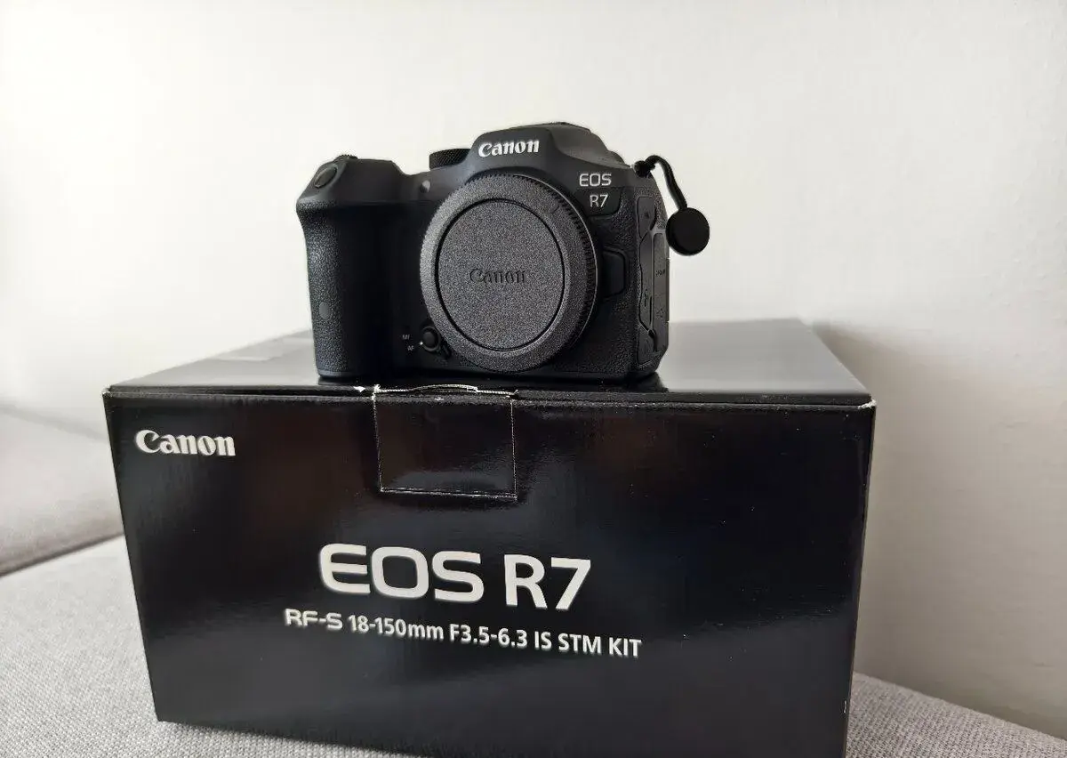 Canon EOS R7