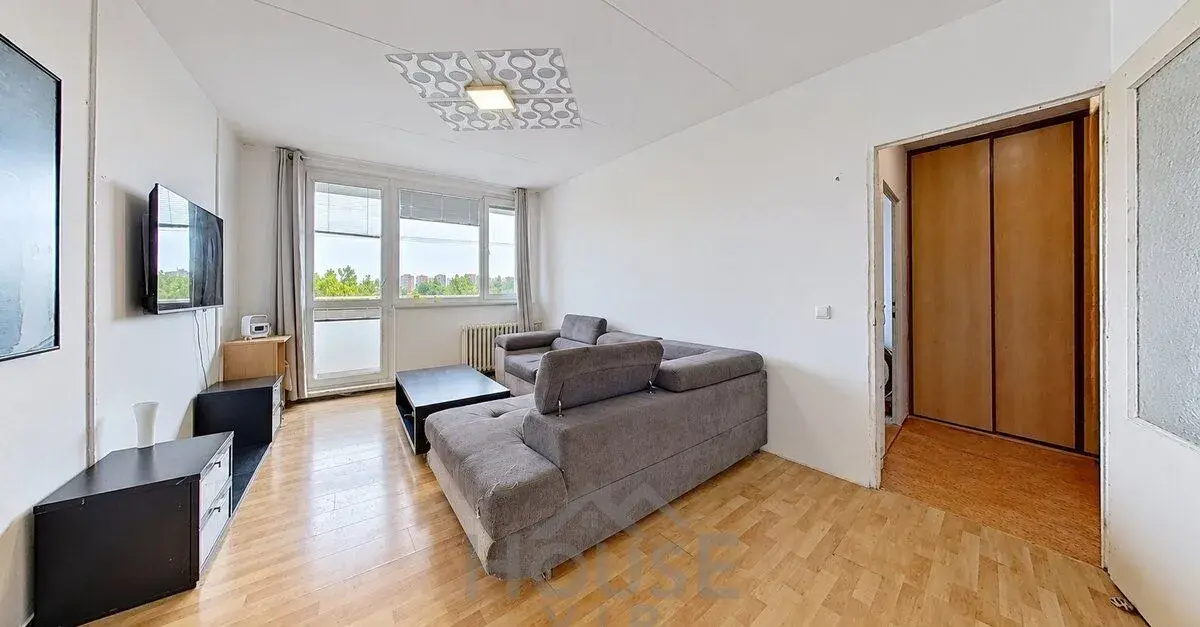 Prodej světlého bytu 2+kk s lodžií, 48 m² – centrum Kladna