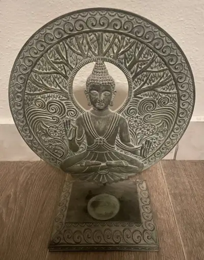Svícen Budha