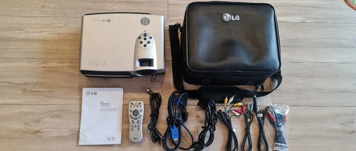 Projektor LG RD-JT40 - zánovní - nasvíceno 86h - lehce přeno