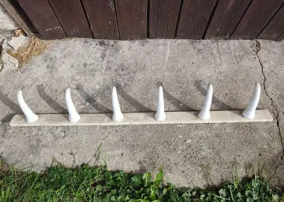 Řeznická porcelánová/smaltovaná nástěnná lišta s háky