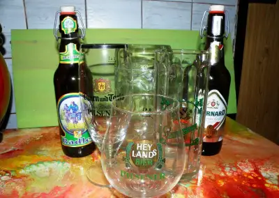 Sbírka pivních lahví, sklenic aj.