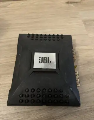 Zesilovač JBL a subofer PIONER