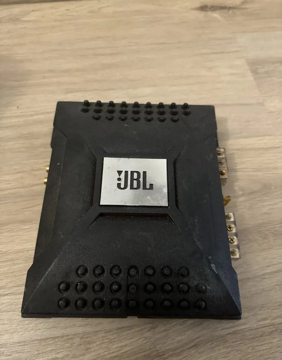 Zesilovač JBL a subofer PIONER