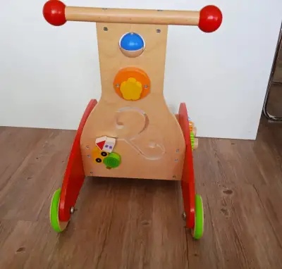 Dětské dřevěné chodítko