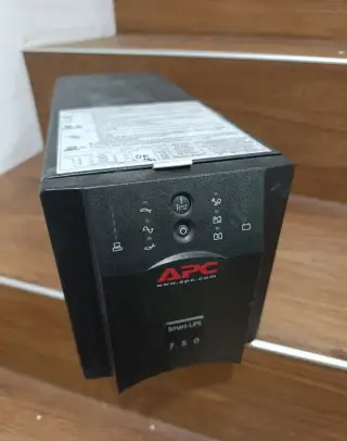 APC SMART UPS 750VA