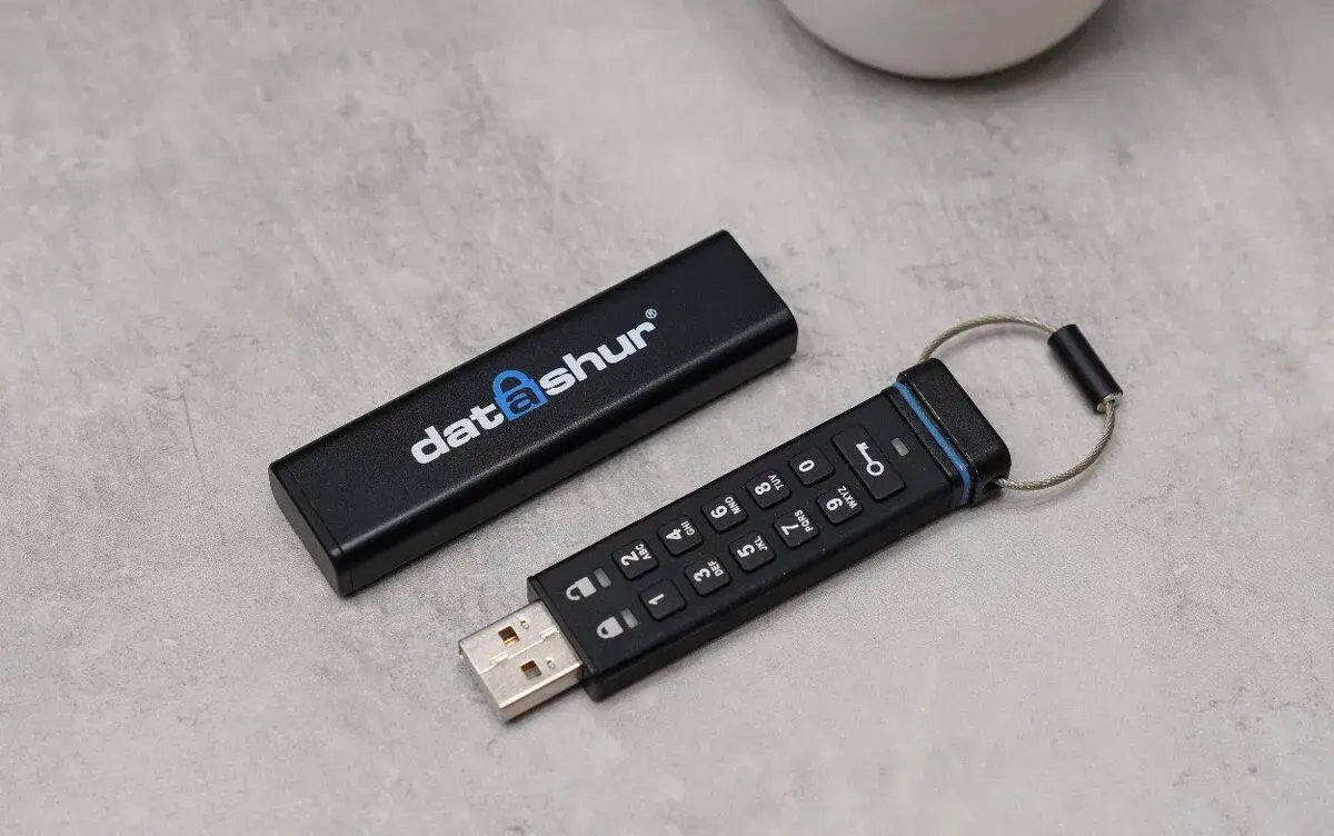 iStorage datAshur® USB flash disk 16 GB černá