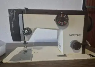 Elektrický šicí stroj VERITAS se stolkem