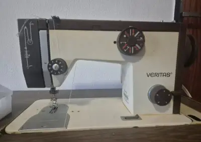 Elektrický šicí stroj VERITAS se stolkem