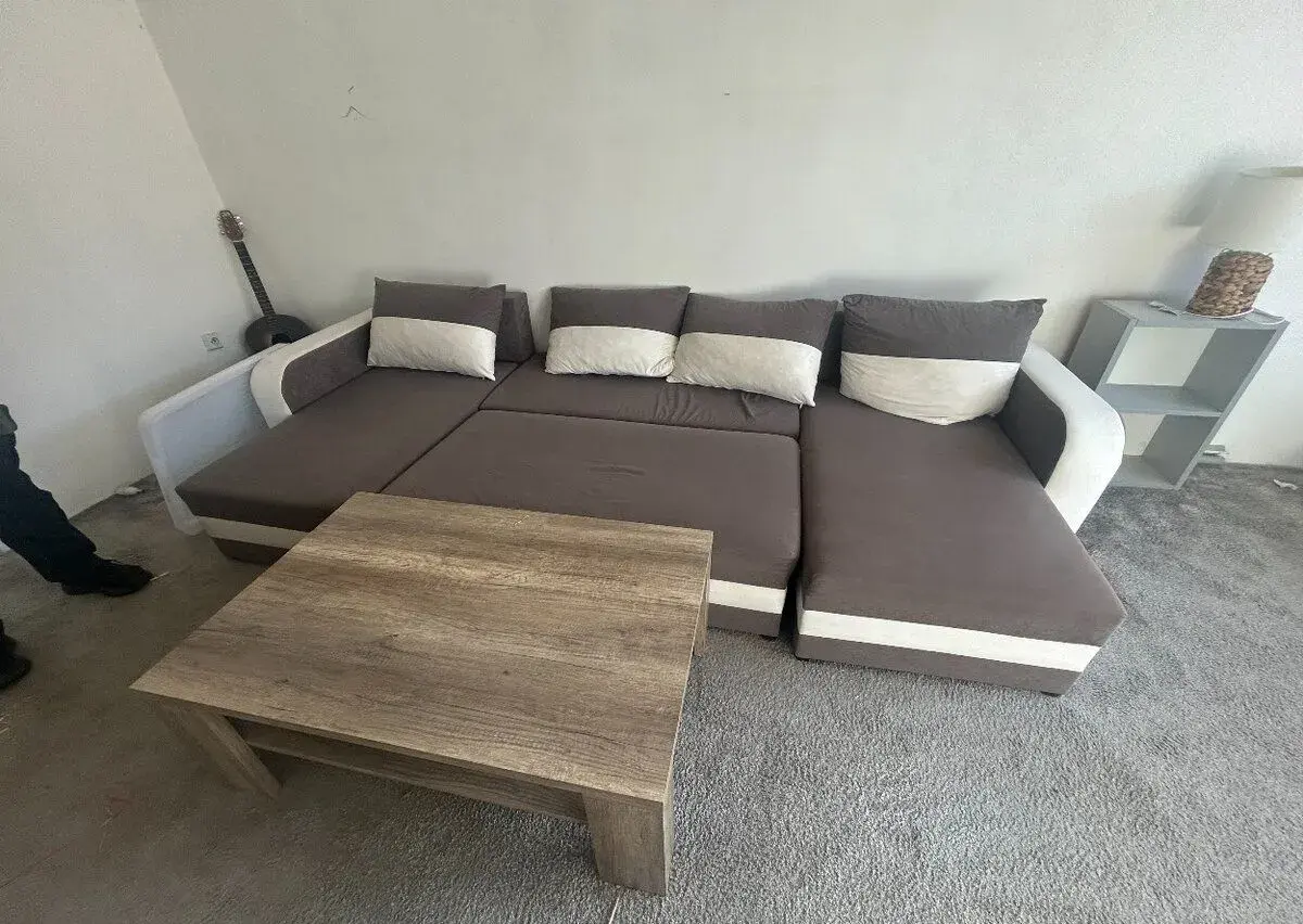 Nábytek a vybavení domácnosti – postele, skříně, gauč