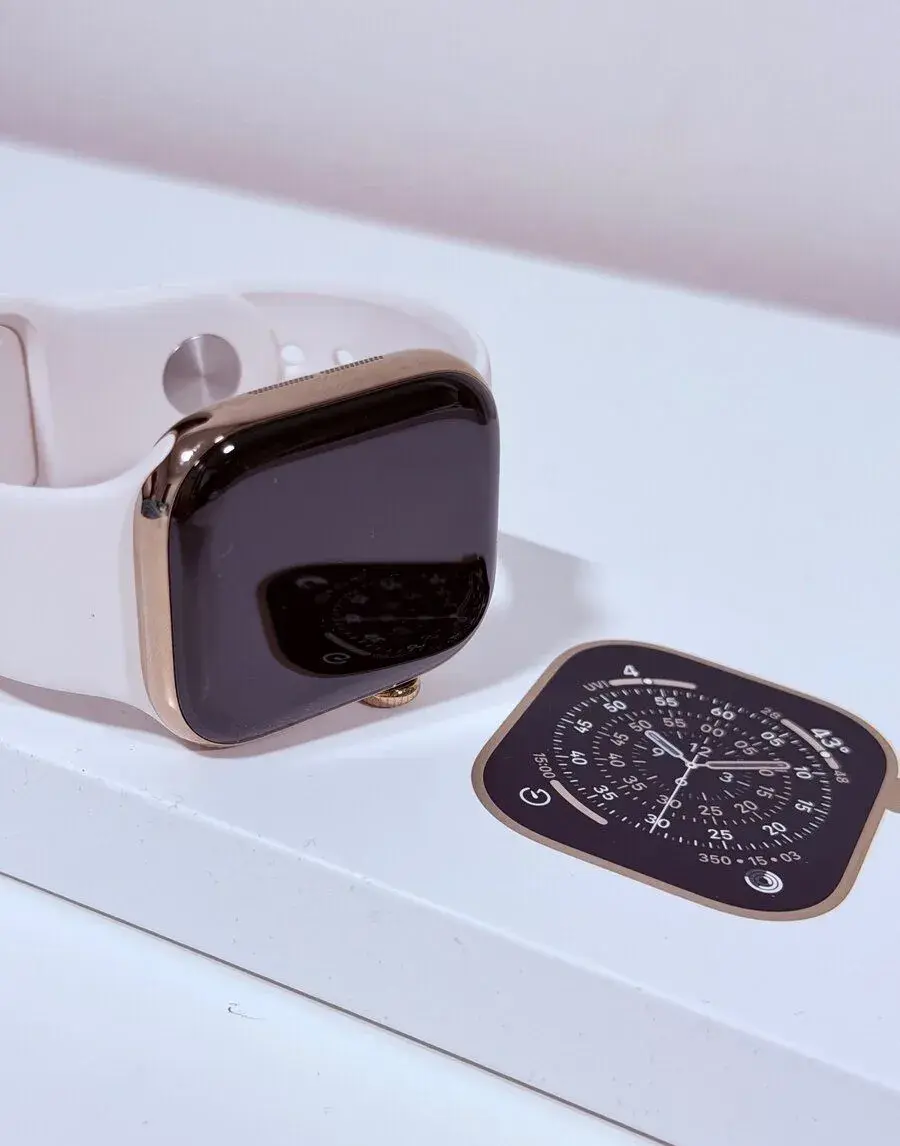 Apple Watch Series 11 Cellular 42 mm - zlatý titan