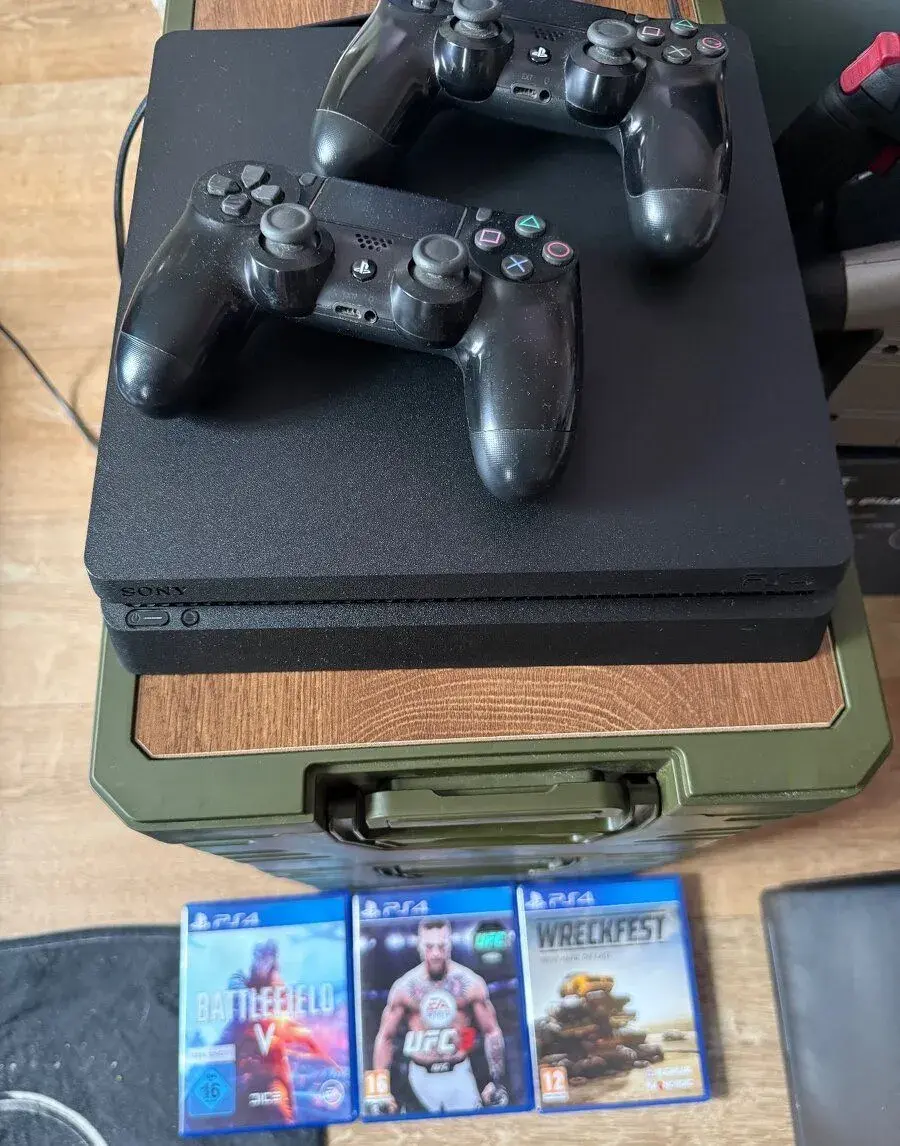 PS4 slim 1TB 2x dualshock 3xhra top stav