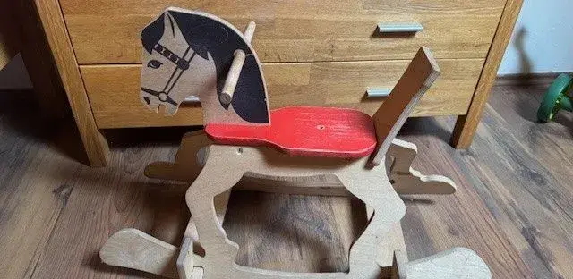 Dřevěný houpací kůň