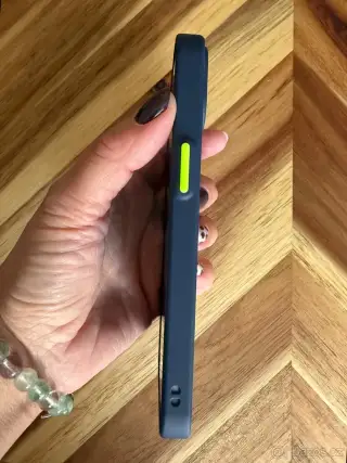 Nikdy nepoužitý obal (kryt) na iPhone 15