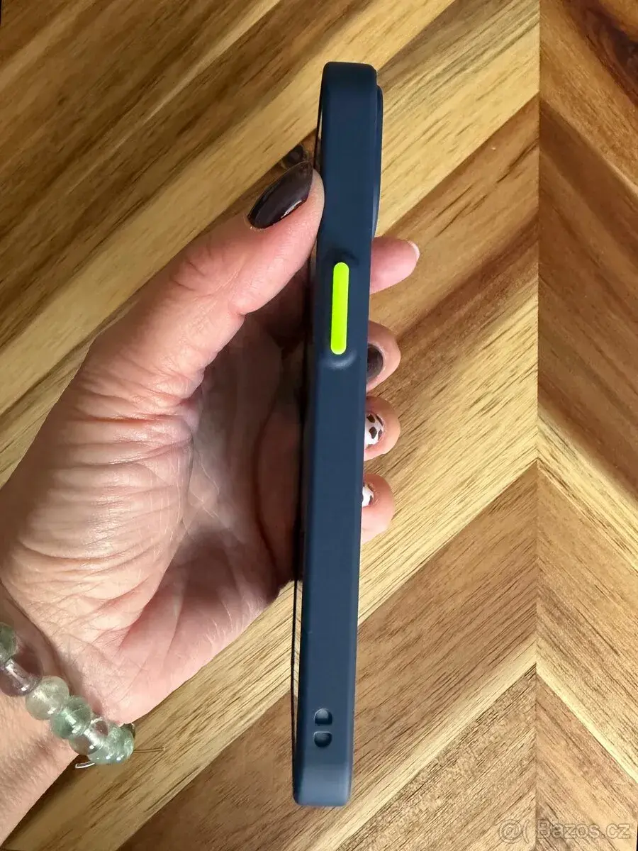Nikdy nepoužitý obal (kryt) na iPhone 15