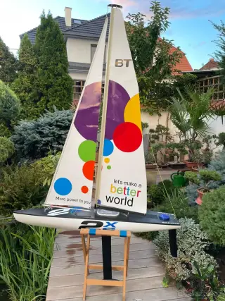 RC model plachetnice – laminátová, soutěžní kategorie
