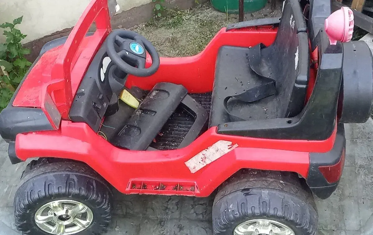 Dětské elektrické auto pro dva malé řidiče. Auto je potřeba