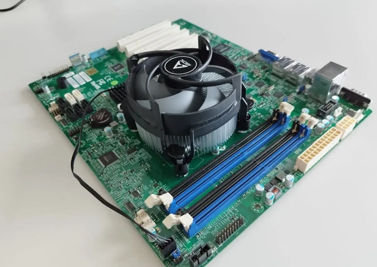Supermicro X10SLA-F (IPMI, dual LAN) Pentium G3250 chladič