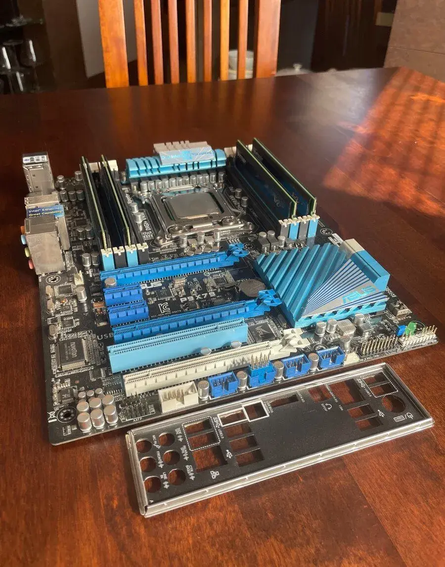 ASUS P9X79 - LGA 2011 X79 Intel Core i7-4930K, 16GB DDR3