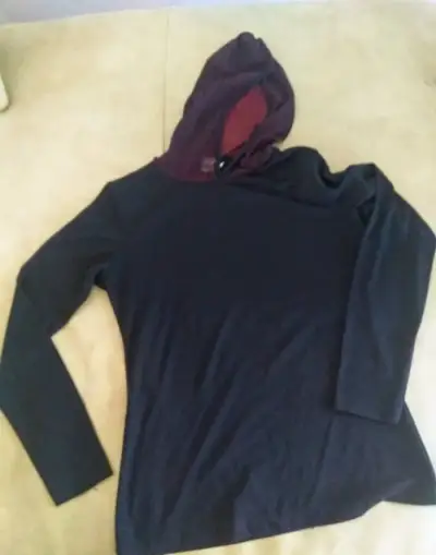 Lehoučká černá mikina se síťovanou vínovou kapucí