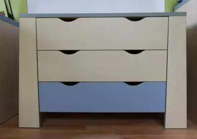 Komoda bříza/modrá Montero