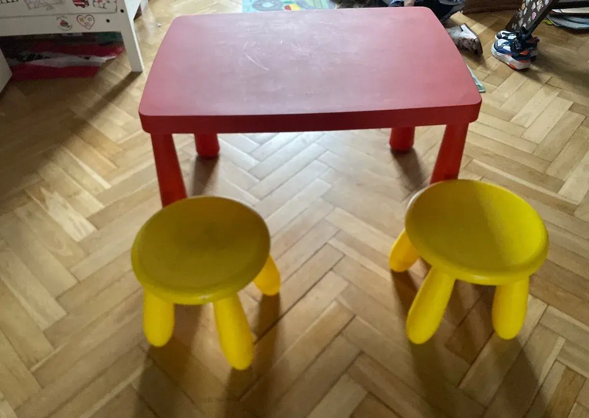 IKEA stolek a dvě židle