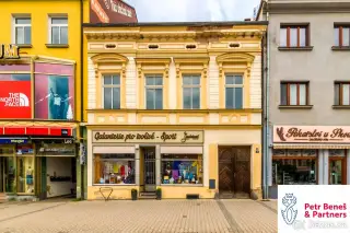 Velkorysý městský dům se zavedenou prodejnou na Husově náměs