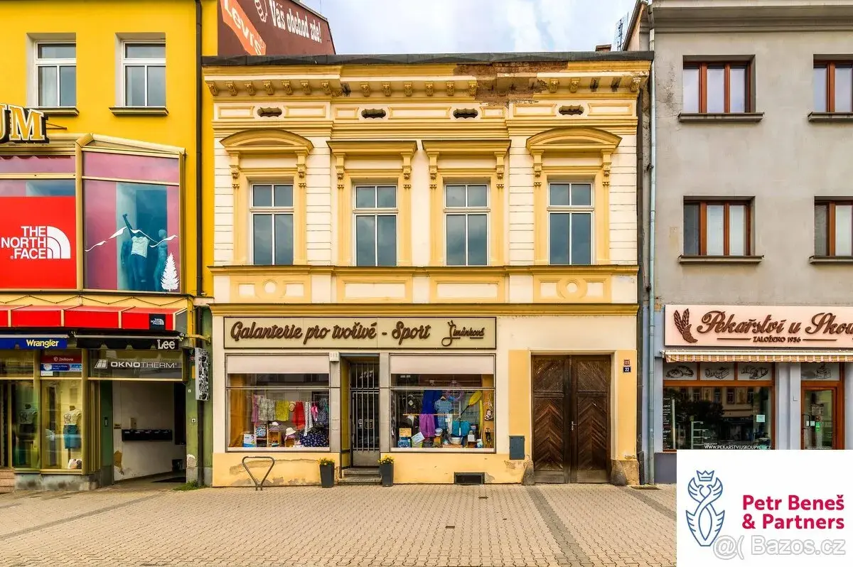Velkorysý městský dům se zavedenou prodejnou na Husově náměs