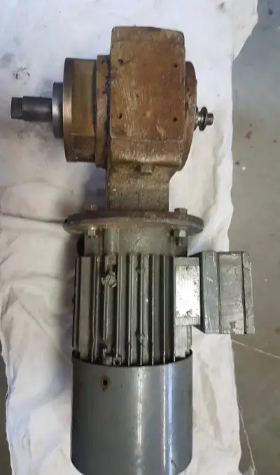 Motor s převodovkou