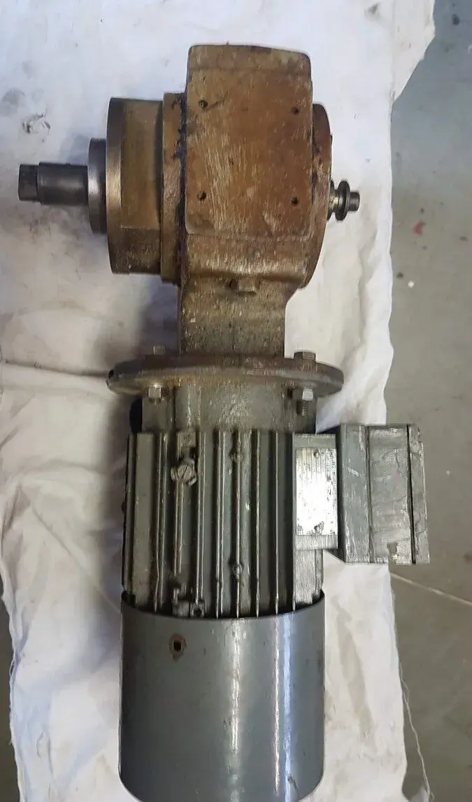 Motor s převodovkou
