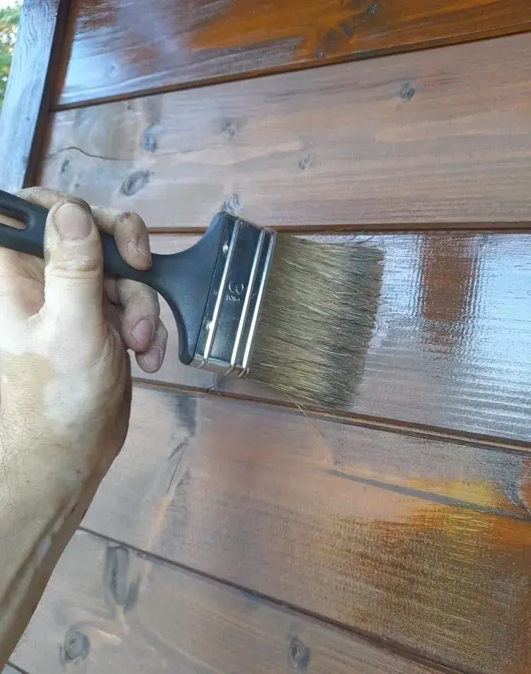 Nátěry a renovace dřeva