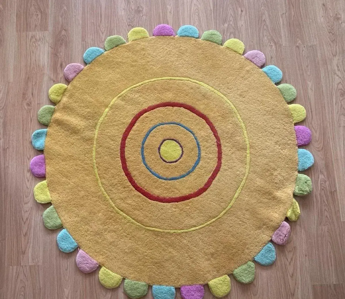 Ručně vyráběný kusový kruhový koberec s průměrem 150 cm