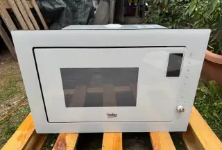 Nová vestavná mikrovlnka BEKO MGB 25333 WG s grilem