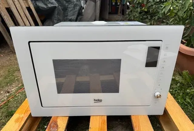 Nová vestavná mikrovlnka BEKO MGB 25333 WG s grilem