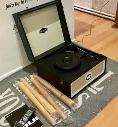 Nový gramofon v retro stylu . Lze zaslat