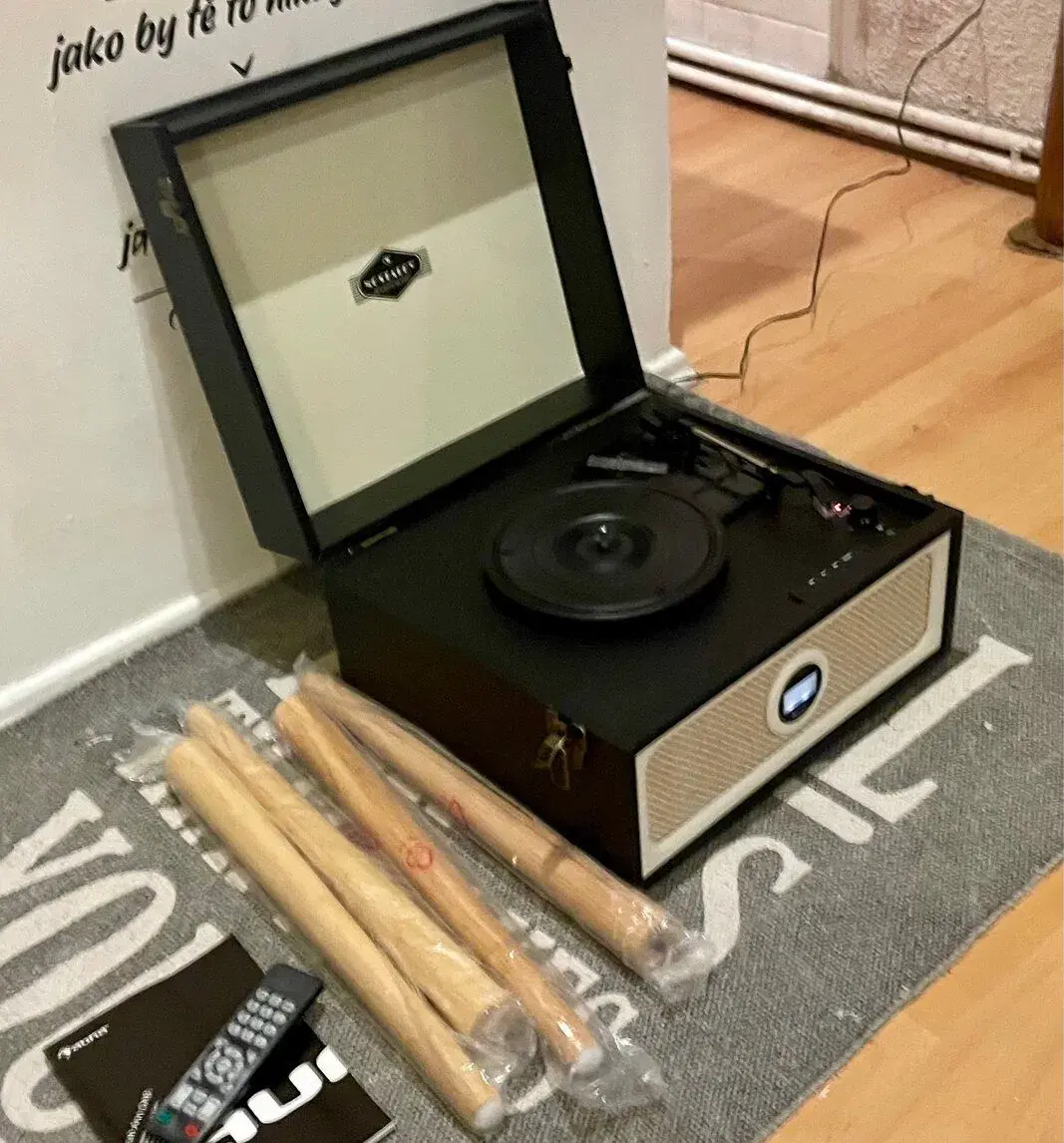 Nový gramofon v retro stylu . Lze zaslat
