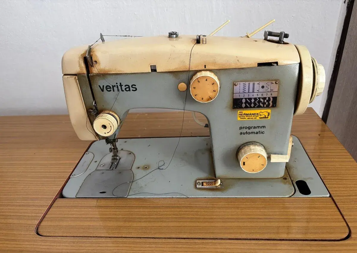 Šicí stroj Veritas Programm Automatic se stolkem