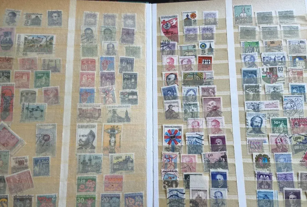 Sbírka známek - album československo - 790 kusů