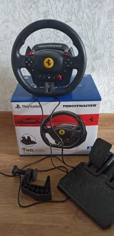 Volant Thrustmaster T98 Ferrari 296 PS5/PS4/PC - v záruce