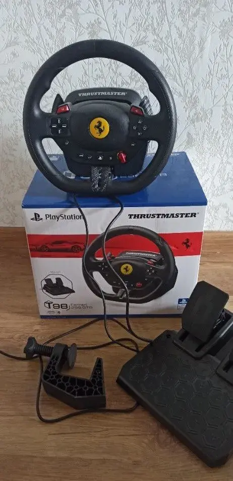 Volant Thrustmaster T98 Ferrari 296 PS5/PS4/PC - v záruce