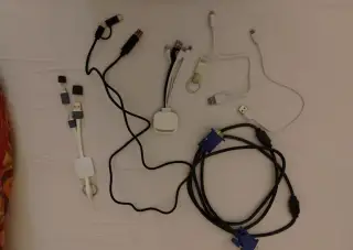 Různé USB a ethernet kabely, VGA kabel k monitoru