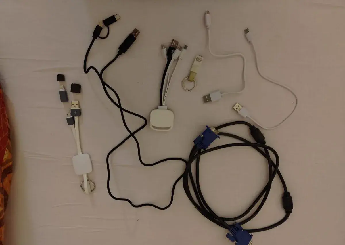 Různé USB a ethernet kabely, VGA kabel k monitoru