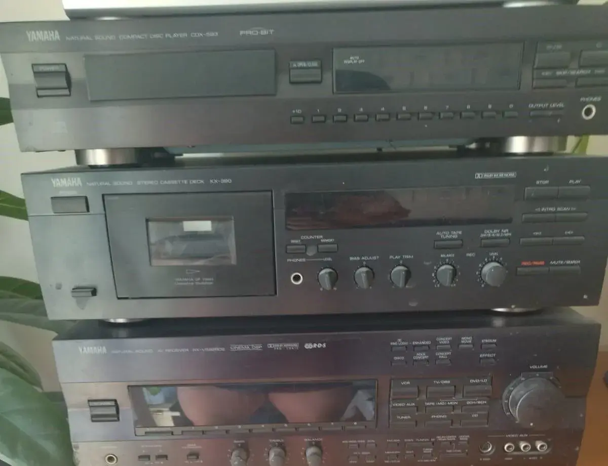 CD přehrávač YAMAHA a reprobedny